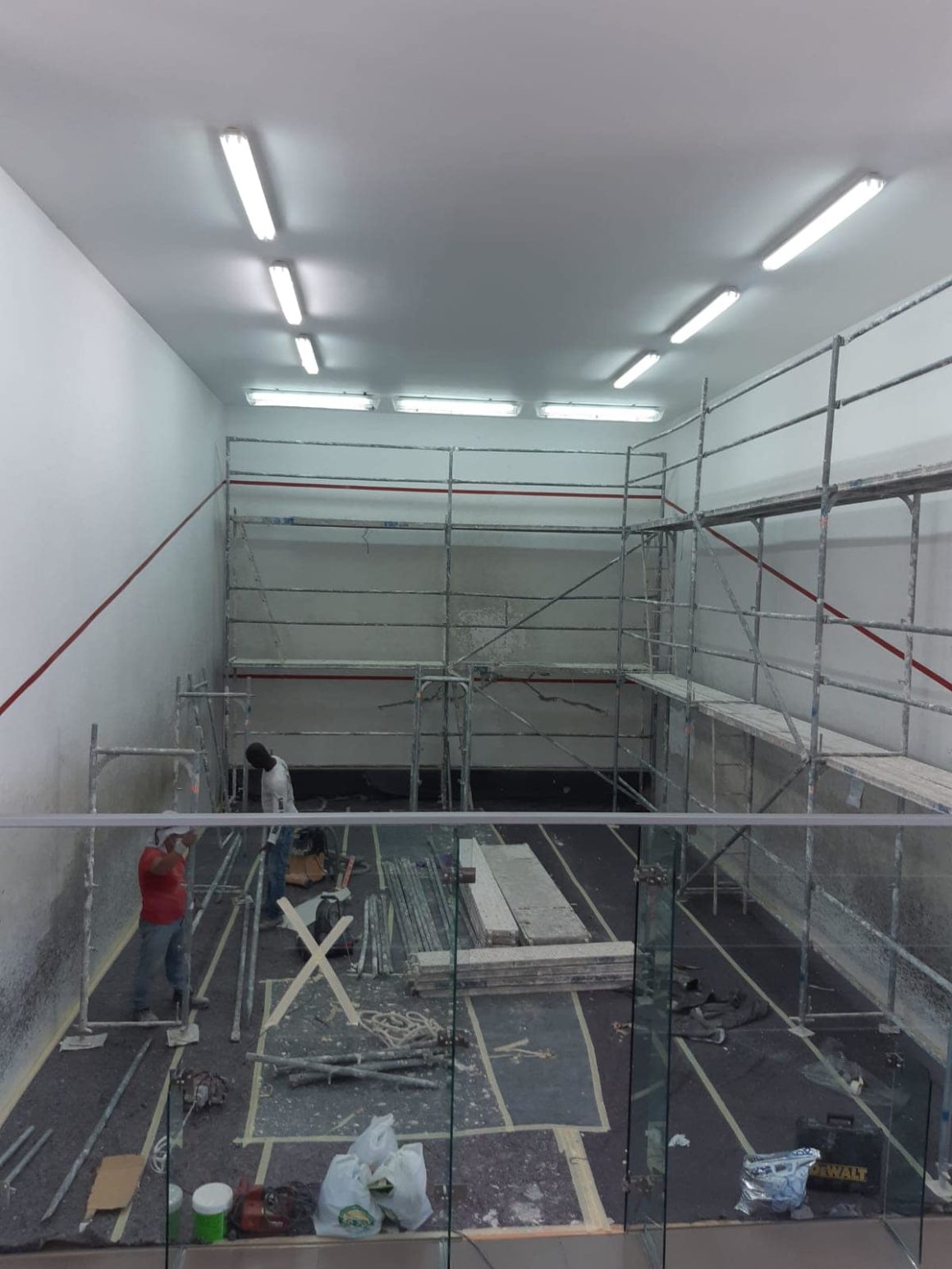 🛠 Desde el día de ayer, se están  desarrollando trabajos de reparación y mejora de la pista de squash de la zona de raquetas municipal.