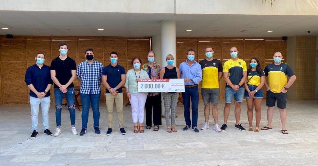 🤾‍♂️ Ribera Salud y el Hospital Universitario de Torrevieja renuevan su compromiso con el Balonmano Playa.
