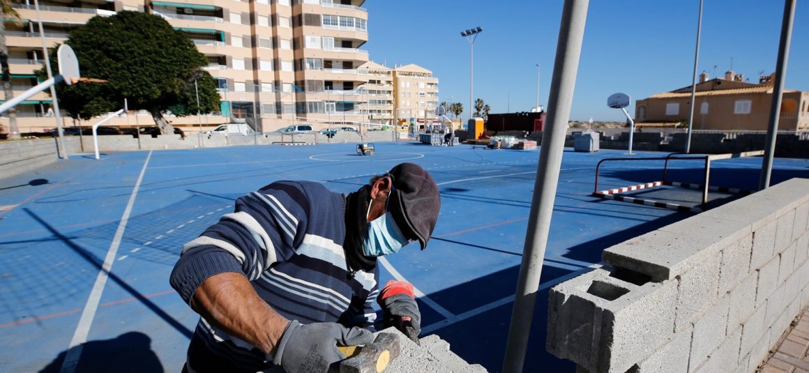 (Español) 🛠 Se inicia la remodelación de la pista polideportiva⚽️🏀 de La Mata.