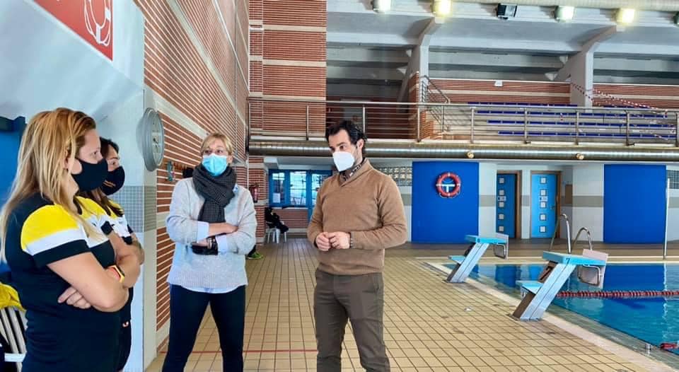 (Español) El alcalde visita las instalaciones deportivas.