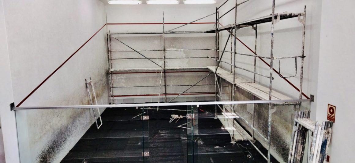 (Español) 🛠 Desde hoy, comienzan los trabajos de reparación y mejora de la pista de SQUASH de la Zona de Raquetas Municipal: