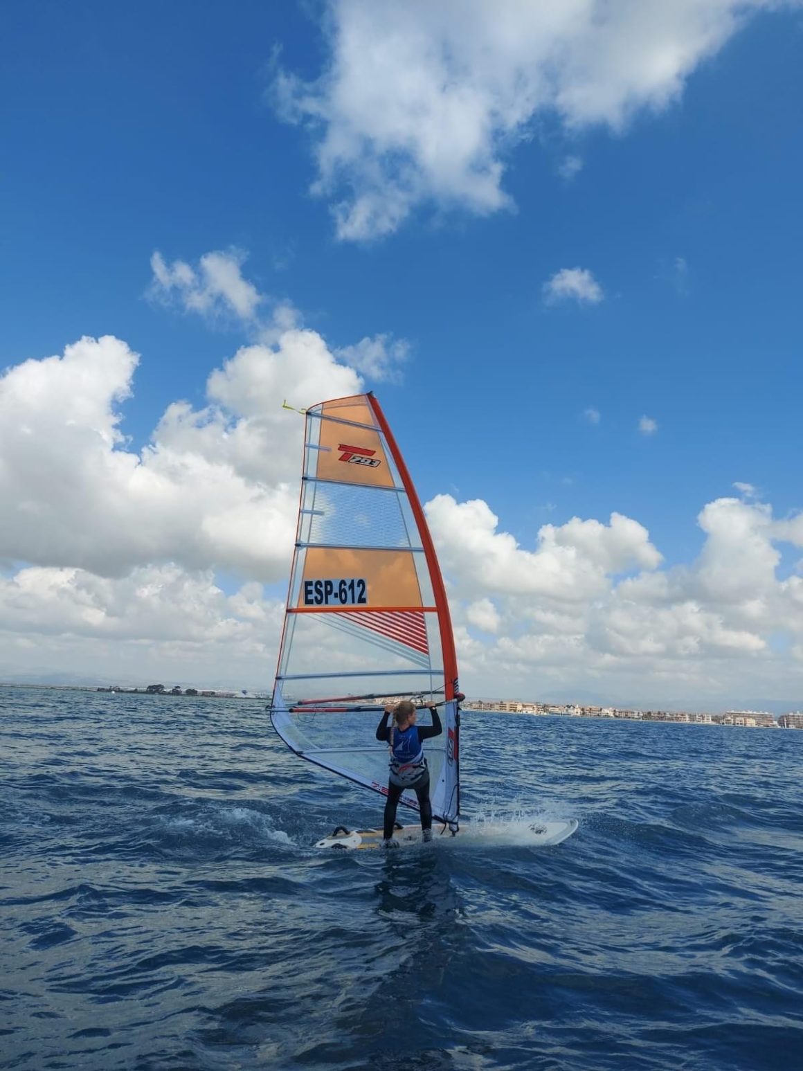 (Español) 💪 🥉 Ilya Stepanov y Adriana Castro terceros en sub-17 en el Campeonato Autonómico de Windsurf & IQFoil en Santa Pola 💪