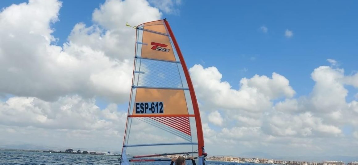 (Español) 💪 🥉 Ilya Stepanov y Adriana Castro terceros en sub-17 en el Campeonato Autonómico de Windsurf & IQFoil en Santa Pola 💪