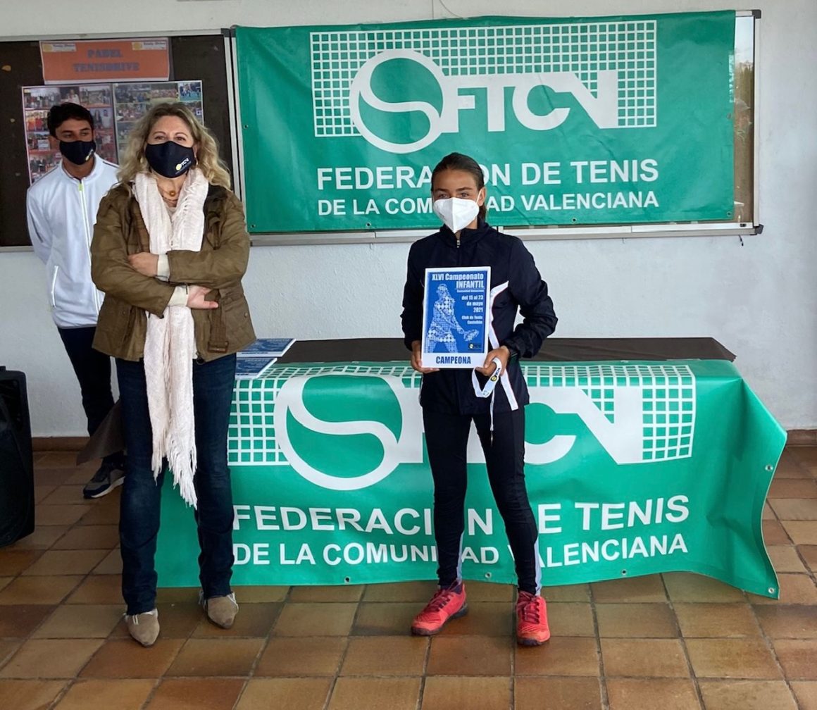 🙌🏻La jugadora del Club de Tenis Torrevieja, Charo Esquiva, se proclamó campeona de la Comunidad Valenciana Infantil (sub-14) el pasado domingo en las instalaciones del Club de Tenis Castellón.👏🏻