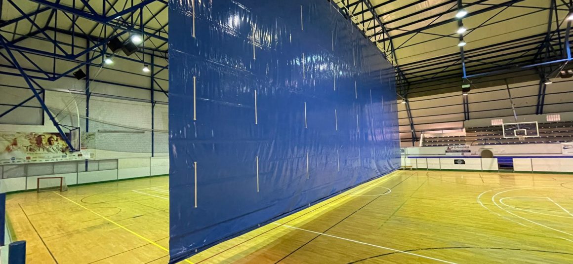 (Español) 👷‍♀️Desde el pasado lunes, el Pabellón Cecilio Gallego de Torrevieja, cuenta con una nueva lona de separación entre pistas deportivas.👏🏻👏🏻👏🏻