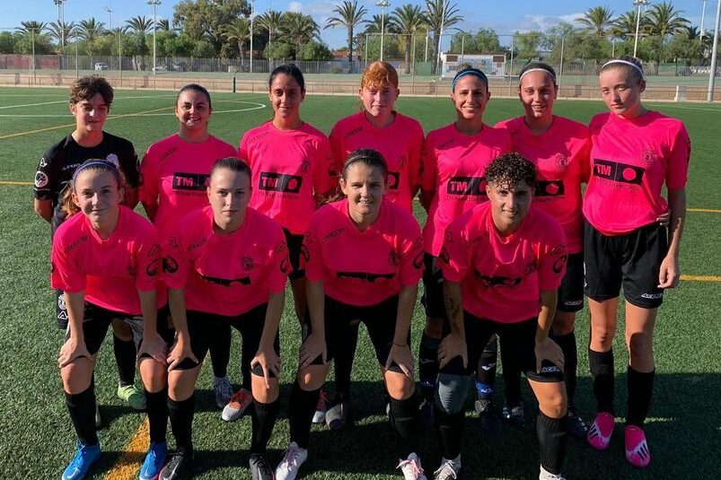 (Español) El equipo femenino del SC Torrevieja CF jugó un partido amistoso contra el CFF Los Alcázares