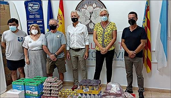 (Español) El Club de Tenis Torrevieja Los Balcones hizo entrega de 200 kg de alimentos a la asociación ASILA