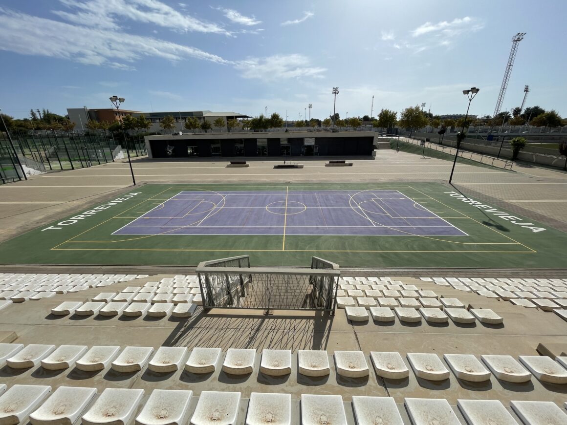 (Español) 🎾La pista central de la Zona de Raquetas se convierte en Polivalente