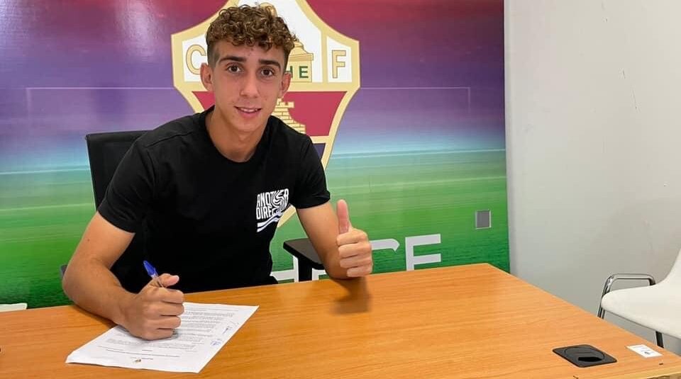 (Español) ”Corco”, firma su primer contrato como profesional en el Elche CF Juvenil B