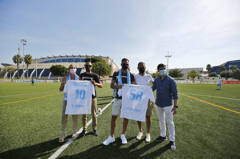 (Español) Luis Manuel Corchete y Daniel Cánovas hacen el Saque de Honor en el partido del SC Torrevieja CF