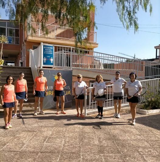 (Español) Las veteranas del Club de Tenis Torrevieja vencen al CT Saladar por 4 a 1