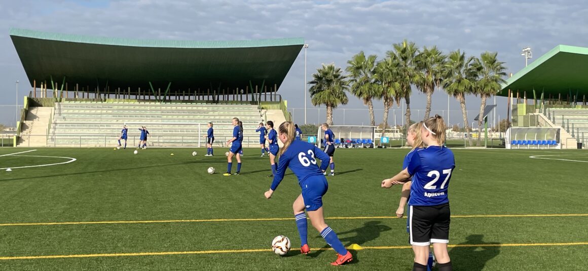 (Español) ⚽️El equipo femenino de fútbol, Aaneskosken Huima, sub-18 abre la nueva temporada de Turismo Deportivo en Torrevieja Sports City.