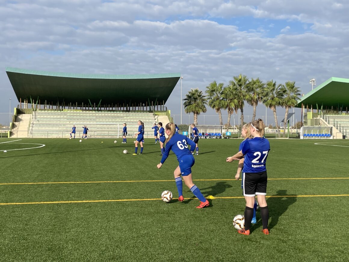 (Español) ⚽️El equipo femenino de fútbol, Aaneskosken Huima, sub-18 abre la nueva temporada de Turismo Deportivo en Torrevieja Sports City.