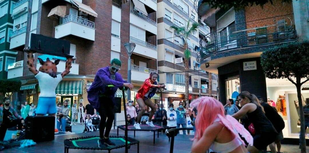 (Español) Asistentes disfrutan de ejercicio y diversión con el Jumping sangriento