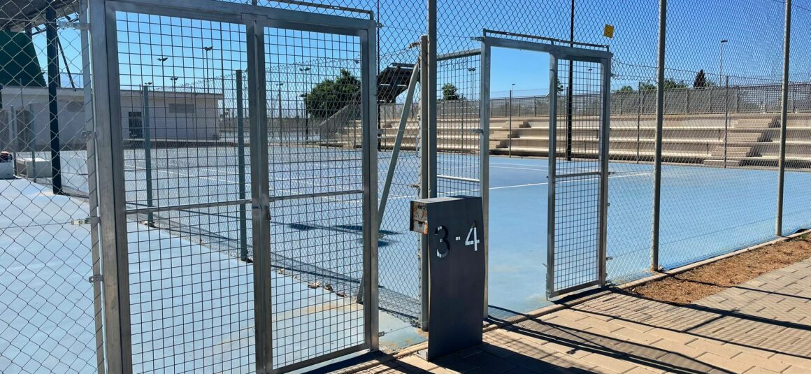 (Español) Reparación y mejora del vallado de las pistas de Tenis