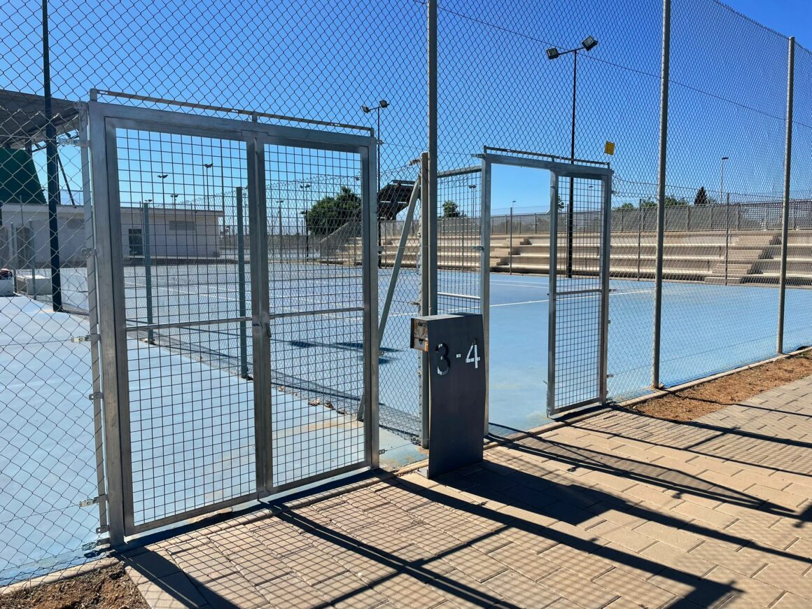 (Español) Reparación y mejora del vallado de las pistas de Tenis