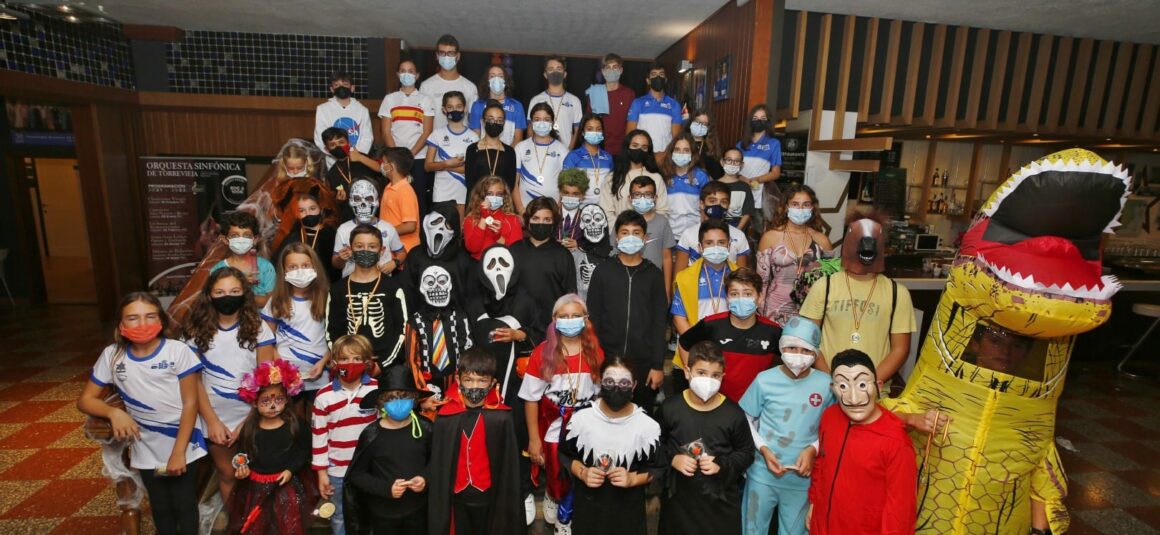 (Español) EL RCN TORREVIEJA CELEBRÓ HALLOWEEN CON REGATAS DE VELA Y REMO “ATERRADORAS”