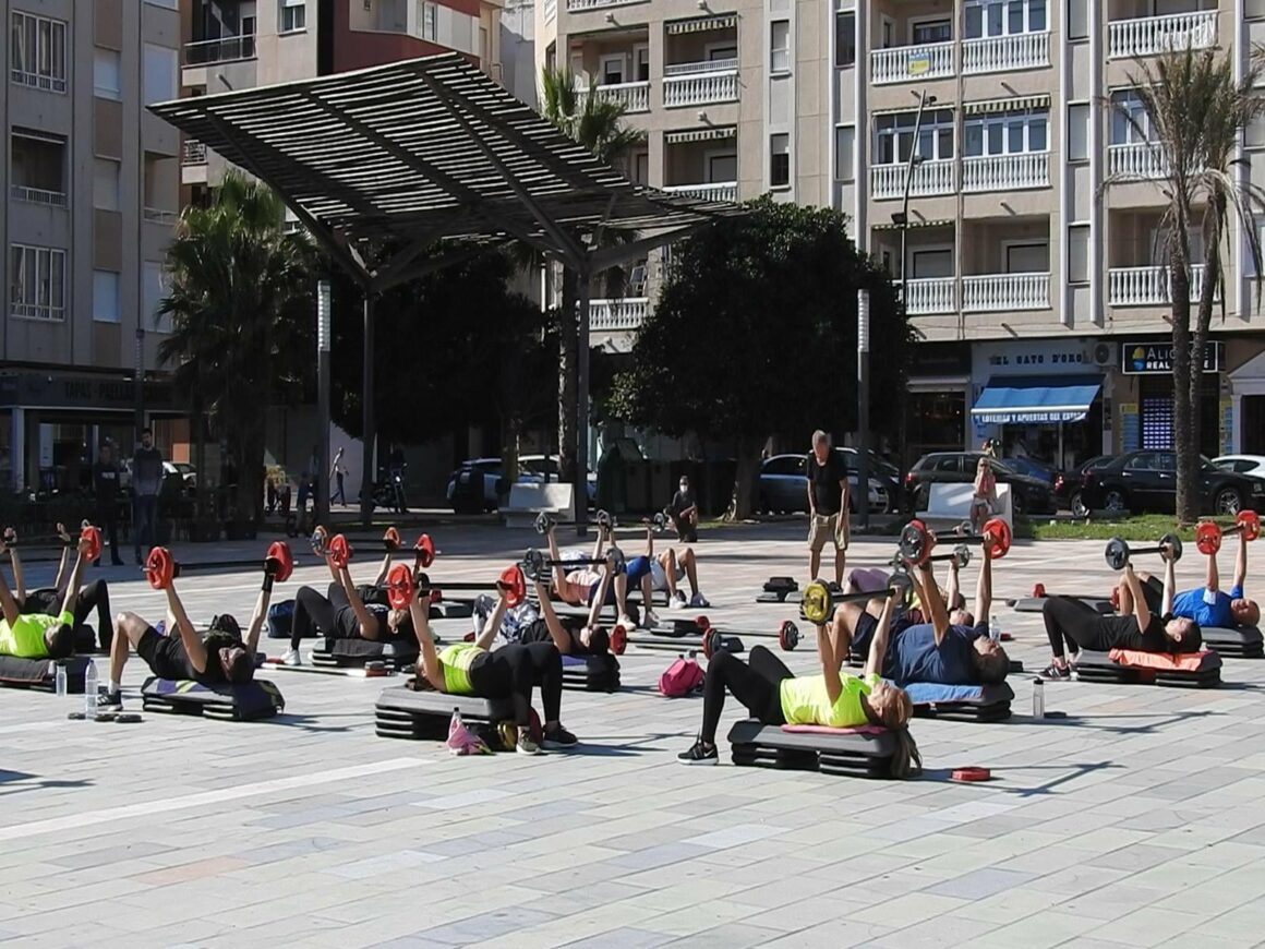 (Español) LA PLAZA ENCARNACIÓN PUCHOL SE CONVIRTIÓ EN UN GIMNASIO ABIERTO CON LAS ACTIVIDADES DEL PROGRAMA DEPORTE Y SALUD PARA TODOS