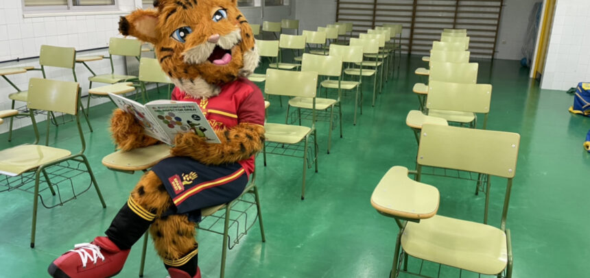 (Español) 📹La Guerrera Lola visita los coles de Torrevieja.