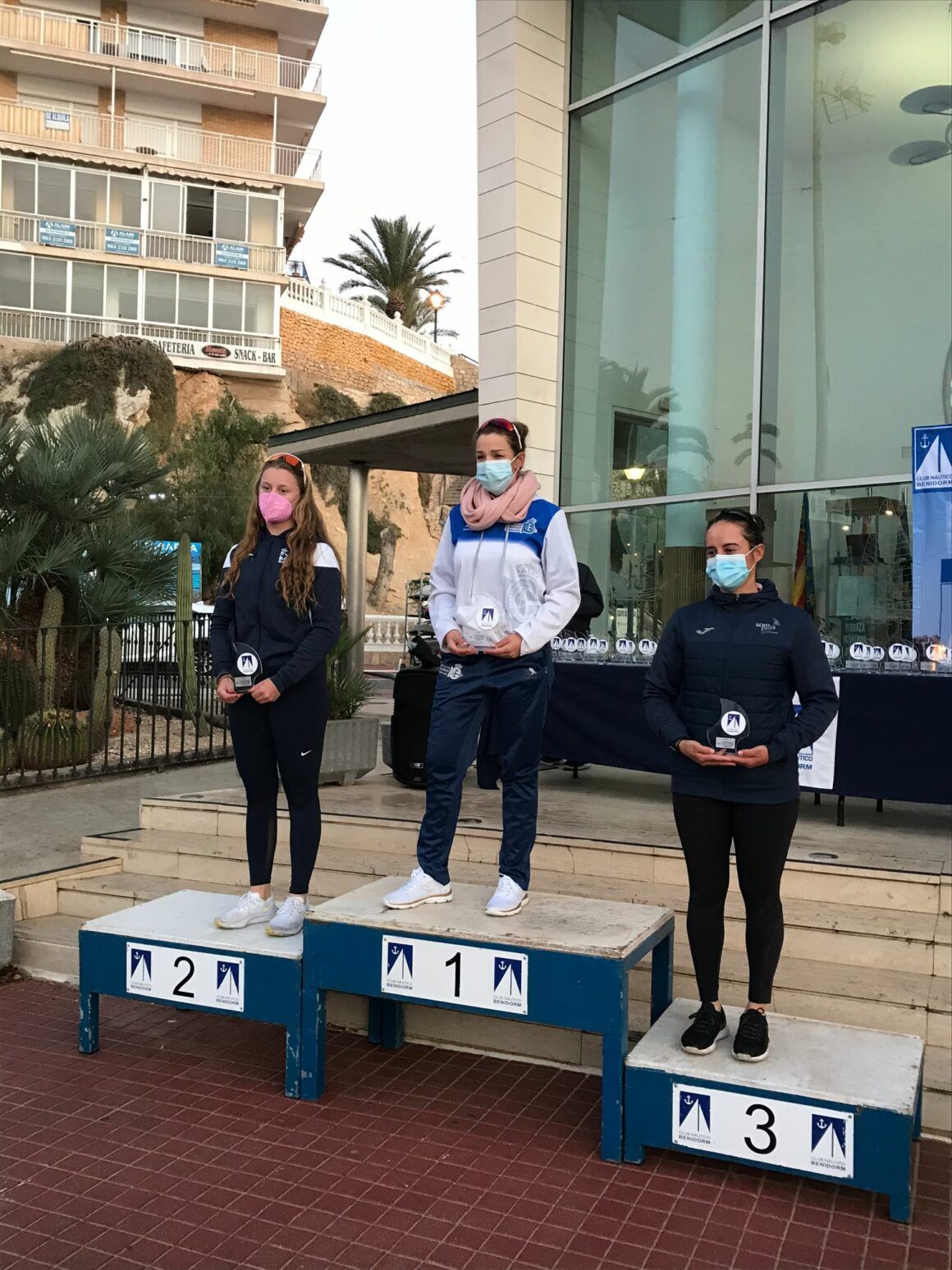 (Español) MILOSZ KROLIKOWSKI, ASCENSIÓN ROCA Y ADRIANA CASTRO CONSIGUEN EL ORO EN LAS XLVIII NAVIDADES NÁUTICAS DE BENIDORM.