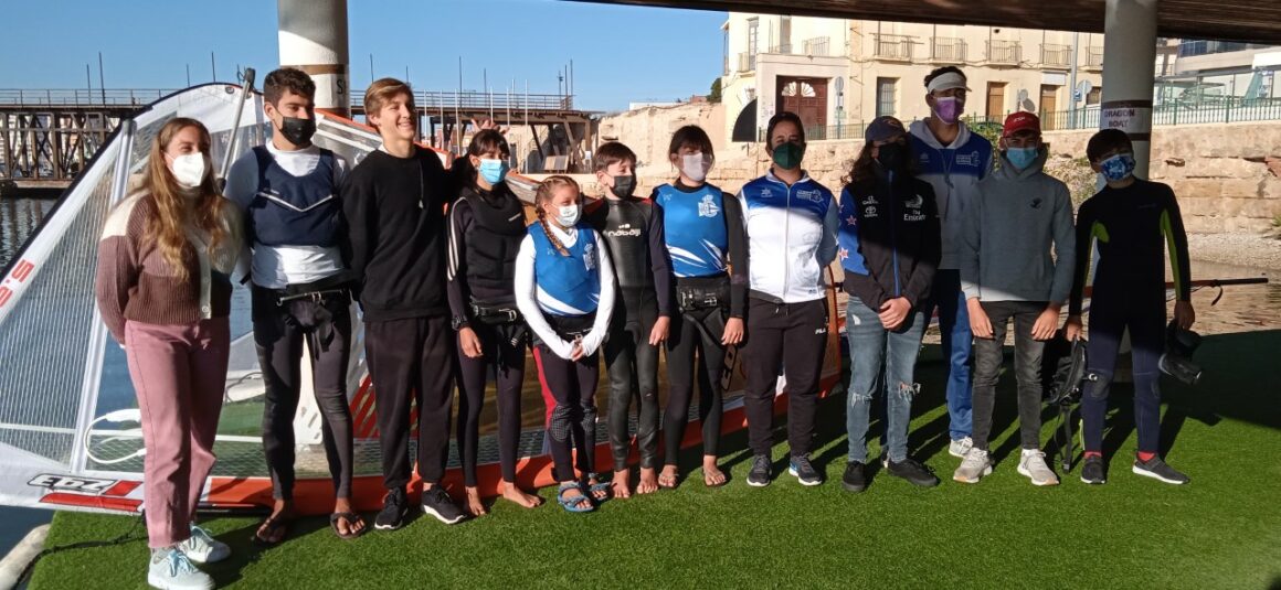 (Español) PILAR LAMADRID OFRECE UN CLINIC AL EQUIPO DE WINDSURF DEL RCNT