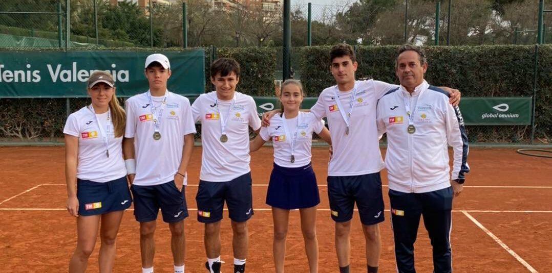 (Español) EL EQUIPO CADETE, DEL CLUB DE TENIS TORREVIEJA, GANA EL CAMPEONATO DE LA FEDERACIÓN DE TENIS DE LA COMUNIDAD VALENCIANA.