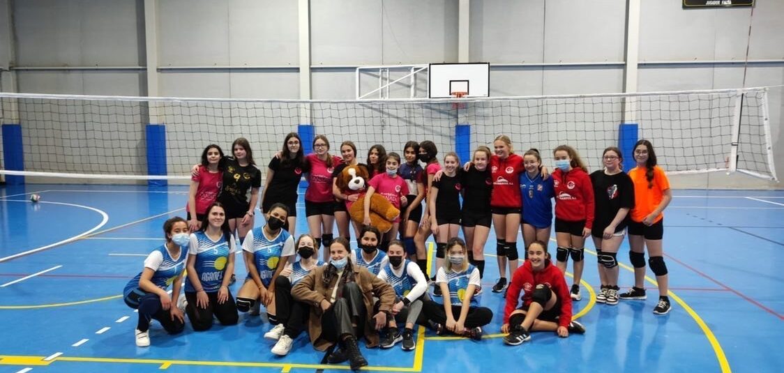 (Español) ✅ Victoria de las infantiles y empate para las cadetes de la Escuela Municipal de Voleibol Torrevieja.