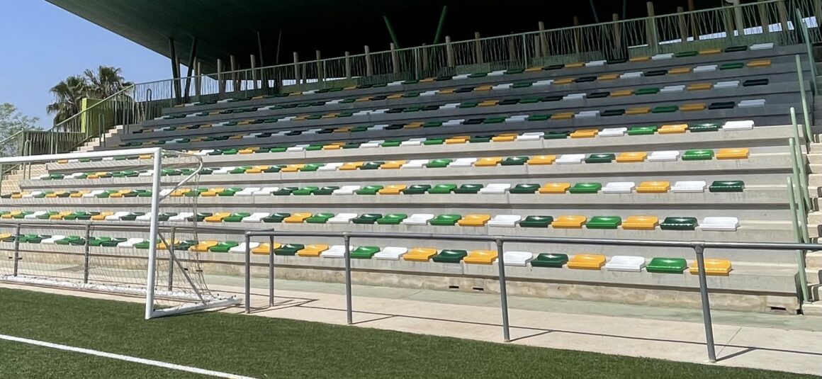 (Español) 🛠Sustitución completa de 1400 asientos de los 4 graderíos de los campos de fútbol de césped artificial