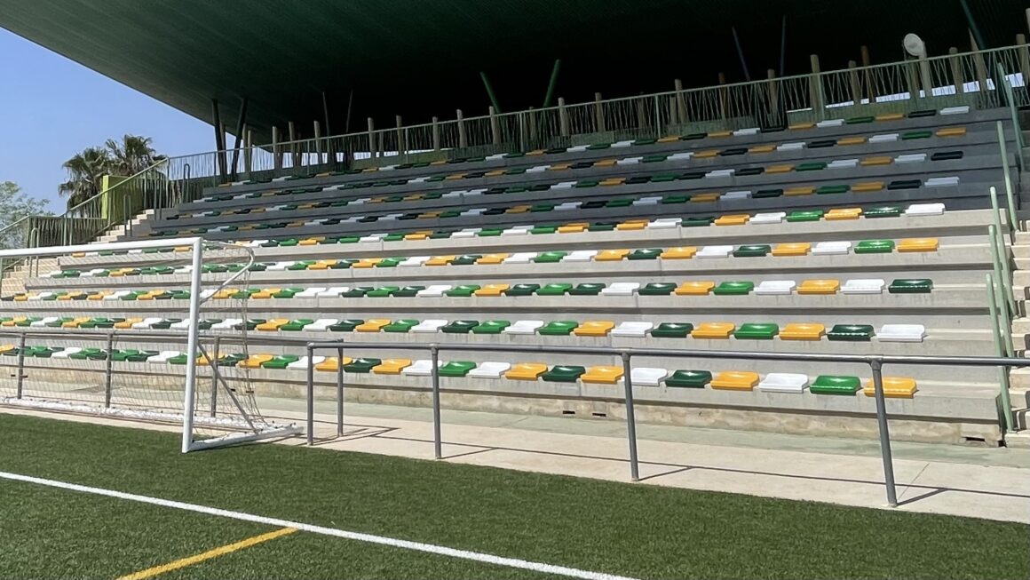 (Español) 🛠Sustitución completa de 1400 asientos de los 4 graderíos de los campos de fútbol de césped artificial