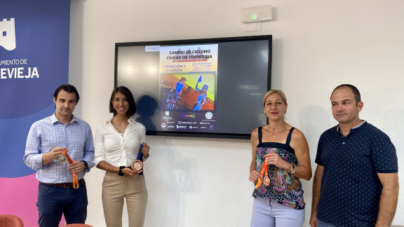 (Español) Presentado el primer campus de ciclismo “Ciudad de Torrevieja”, impulsado por la ciclista torrevejense Sandra Alonso