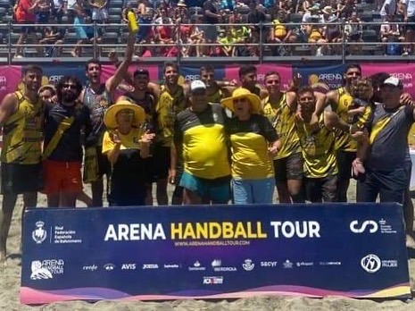 👉🏻La afición del Club Rayito Salinero de balonmano playa, premiada por ser la MEJOR AFICIÓN en el ARENA HANDBALL TOUR de Almería.