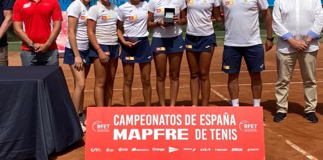 (Español) 👉🏻🥉El equipo femenino del Club de tenis Torrevieja tercer clasificado del campeonato de 🇪🇸España cadete en el Athletic Tarrasa de Barcelona.👏🏻