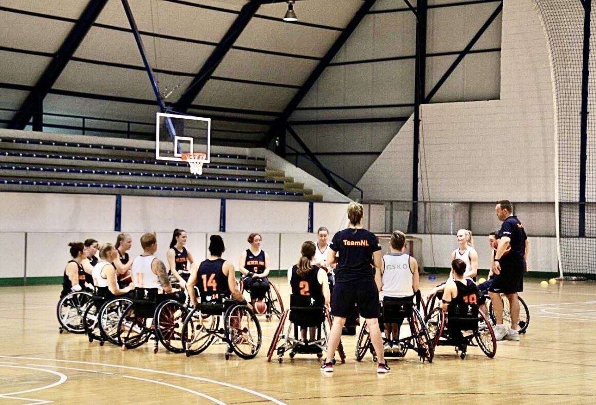 (Español) 🏀🦽La Selección Paralímpica Femenina de baloncesto de 🇳🇱Holanda elige Torrevieja para preparar su próximo Campeonato del Mundo. 🌏
