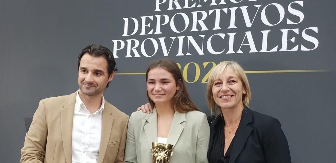 (Español) 🏆La torrevejense Adriana Castro, recibe el título de Mejor Deportista Promesa de la provincia.👏🏻