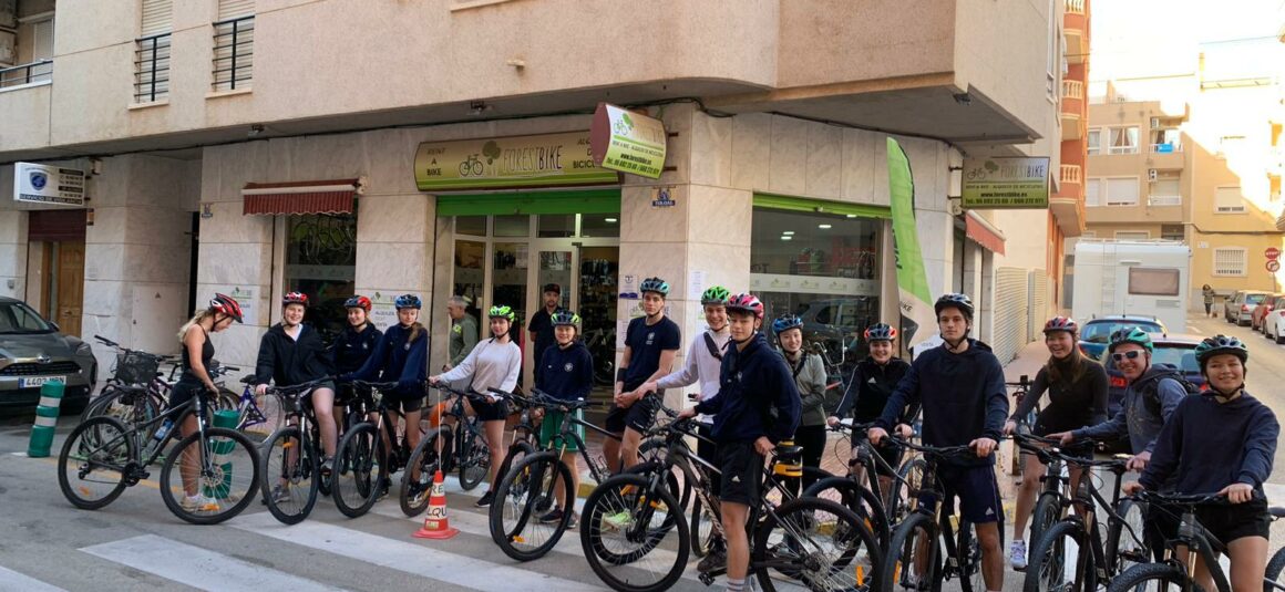 🇩🇰Más de 150 estudiantes escandinavos visitan Torrevieja en campus deportivos y de aventura.