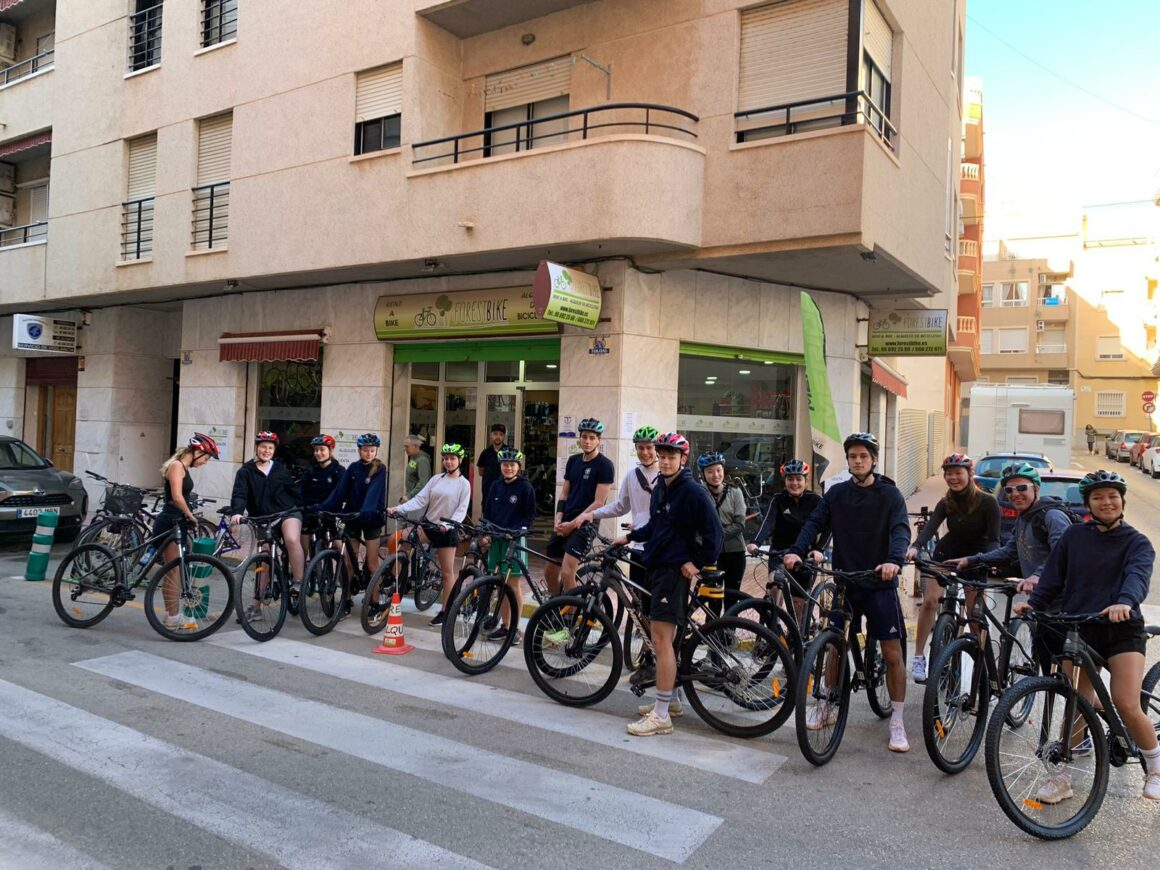 (Español) 🇩🇰Más de 150 estudiantes escandinavos visitan Torrevieja en campus deportivos y de aventura.