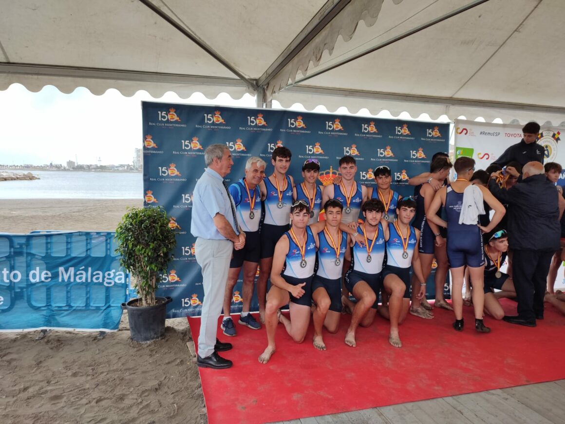 (Español) 🥈PLATA PARAEL EQUIPO JUVENIL MASCULINO EN EL CAMPEONATO DE ESPAÑA DE BANCO FIJO EN MÁLAGA🚣‍♂️