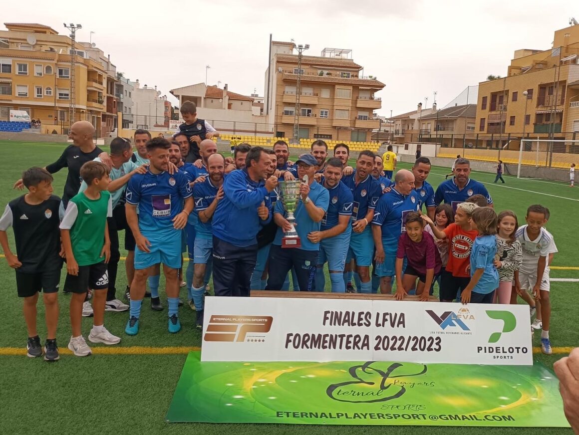 (Español) ⚽️El Torrevieja CF Veteranos 🏆Campeones de la Copa de fútbol de Alicante!!👏🏻👏🏻👏🏻