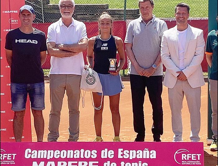 Charo Esquiva del Club de Tenis Torrevieja, Campeona de España “Mapfre” de tenis individual y dobles cadete 2023