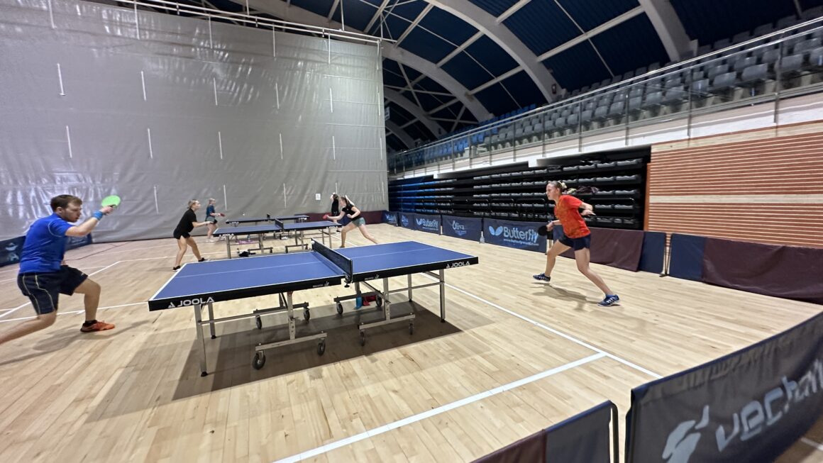 (Español) El Club Torrevieja Tenis de Mesa organiza un Campus para jugadores escandinavos en Torrevieja.