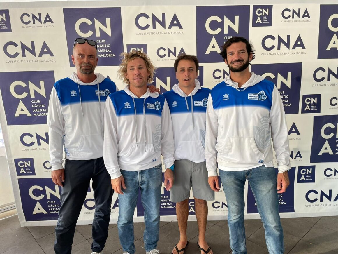 (Español) EL REAL CLUB NÁUTICO TORREVIEJA PRIMER PUESTO DE LA CLASIFICACIÓN A MITAD DE LA LIGA ESPAÑOLA DE VELA DE CLUBES NÁUTICOS