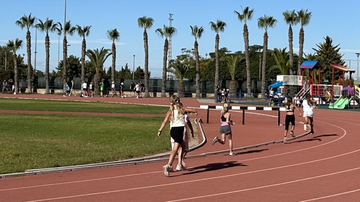 (Español) La Escuela Escandinava “Skandinaviska Skolan Costa Blanca”, vuelve a realizar su jornada de Atletismo en la Ciudad Deportiva de Torrevieja.