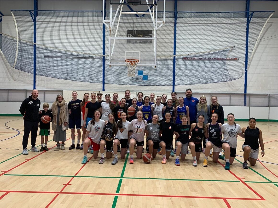 (Español) El equipo de baloncesto Polaco Zaglebie Sosnowiec Poland disfruta de nuevo en Torrevieja.