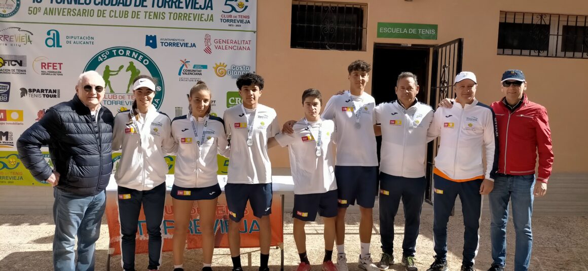 (Español) El equipo junior del Club de tenis Torrevieja subcampeón de la comunidad valenciana y el equipo cadete a la final