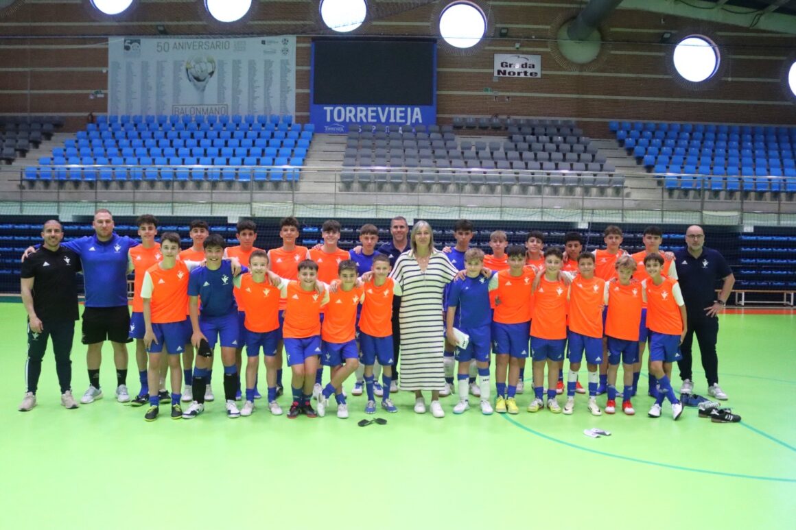 (Español) ⚽️La Selección Valenciana masculina de fútbol sala sub12 y sub14 entrena en las instalaciones deportivas Municipales.