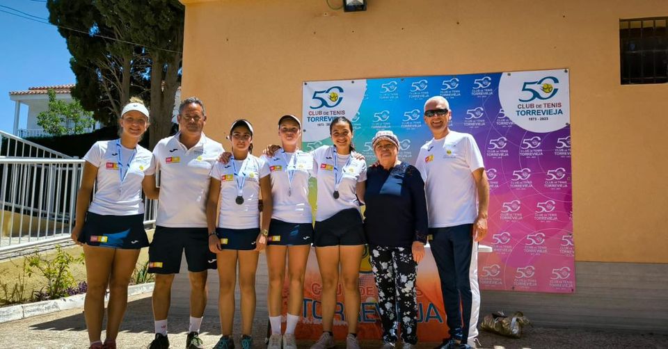 El equipo infantil femenino del club de tenis Torrevieja subcampeón de la comunidad valenciana