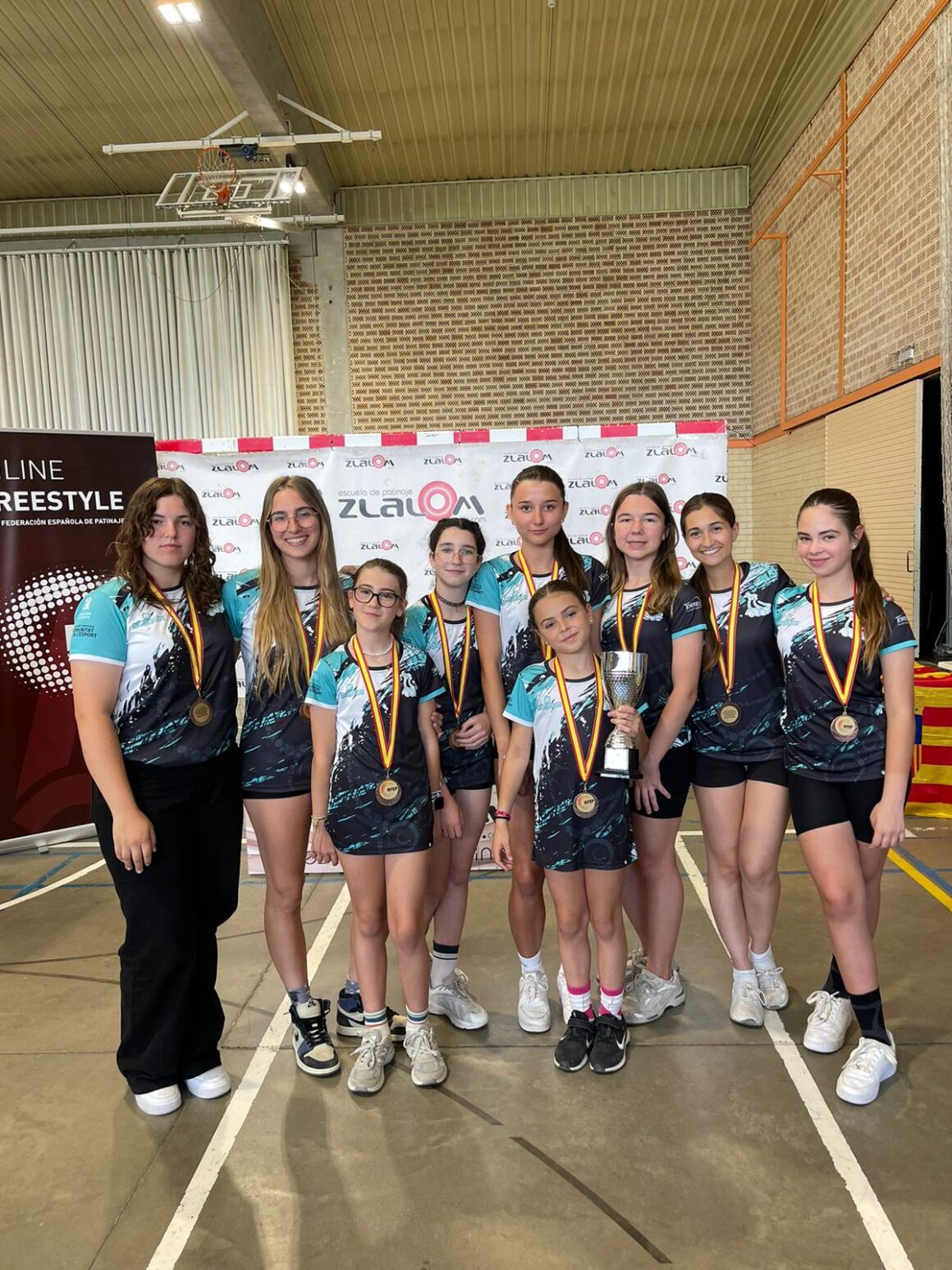 (Español) El equipo femenino del Club de Patinaje Torrevieja consigue medalla de bronce en la Liga Nacional de Patinaje Inline Freestyle, 3a división.