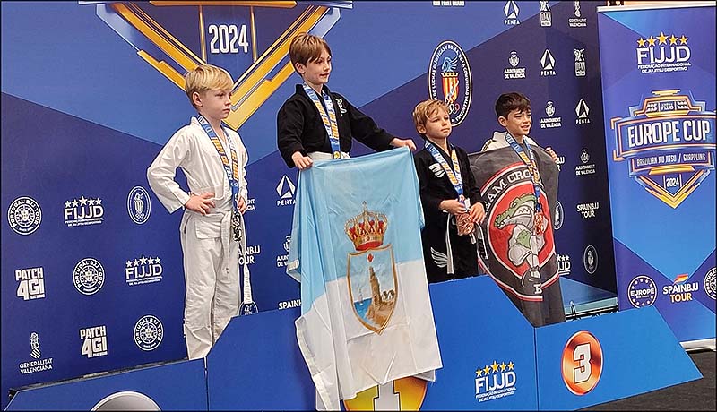 La bandera de Torrevieja ondeó en el pódium del Campeonato Europeo de Jiu-Jitsu 2024, celebrado en el Palacio Velódromo Lluís Puig de Valencia.