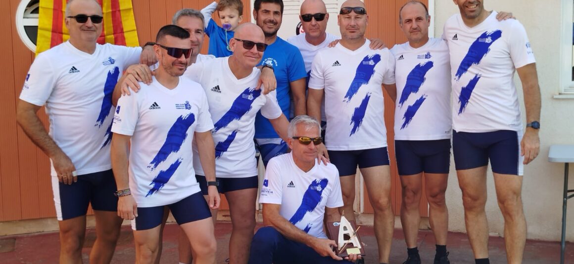 (Español) EL EQUIPO VETERANO MASCULINO DE BANCO FIJO 3º EN LA I TRAVESÍA A REMO ISLA DEL FRAILE EN ÁGUILAS
