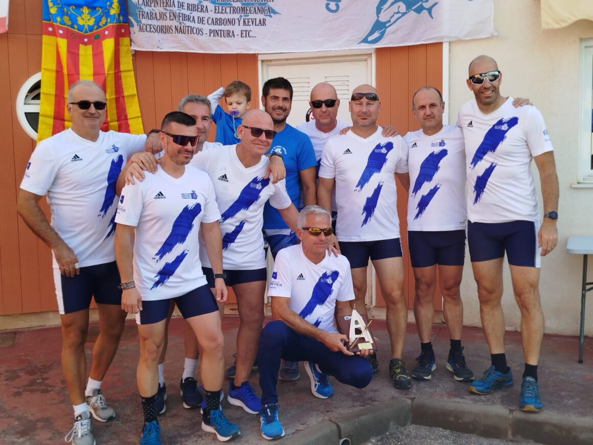 (Español) EL EQUIPO VETERANO MASCULINO DE BANCO FIJO 3º EN LA I TRAVESÍA A REMO ISLA DEL FRAILE EN ÁGUILAS
